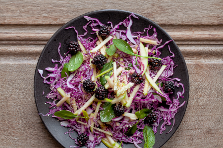 Rotkohlsalat mit Brombeeren